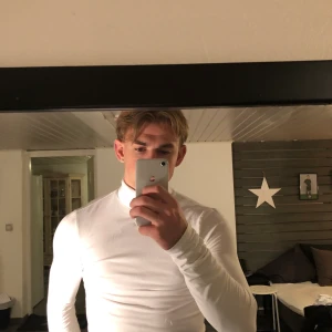 Långärmad crewneck  - Slimfit, använt 1 gång endast