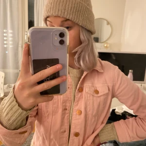 Rosa jeansjacka🎀 - Säljer denna fina rosa jeans jacka som är i den lite kortade modellen. Kommer ifrån Lindex och är i barnstorlek 146-152💞så vuxen storlek xxs