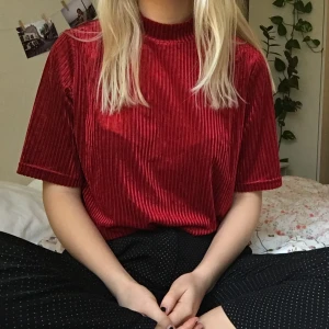 Topp i sammet - Röd topp i sammet från Cubus, väldigt lätt och behagligt material✨