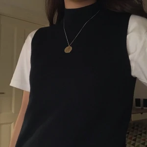 Uniqlo väst - I’m selling a vest by Uniqlo! The colour is dark blue and it also fits perfectly for size XS and S😊 pls dm me for details (delivery, materials, etc)