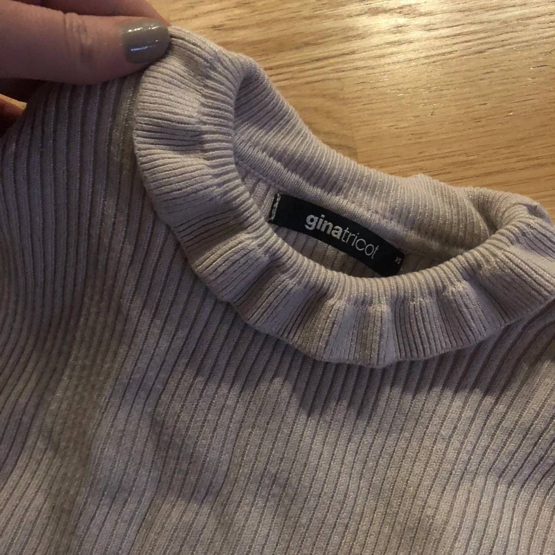 Beige tröja med fina detaljer  - 90