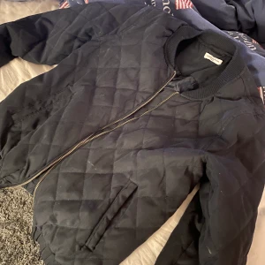 Jacka - Marin blå mocka material storlek s/m nästan oanvänd