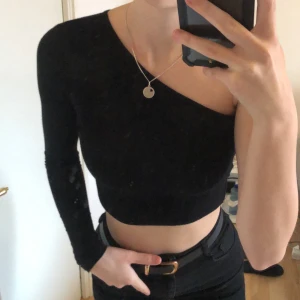 Enaxlad croptop - Jättefin och mysig enaxlad croptop från Boohoo. Använt ca 2 gånger. 