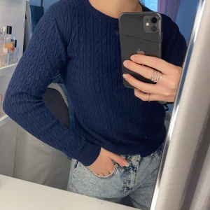 Stickad tröja - Marinblå stickad tröja i storlek 146/152 men skulle säga att den sitter som en XS🥰