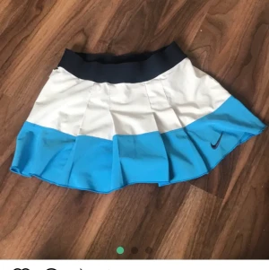 Nike tennis kjol - Säljs då den tyvärr inte kommer till användning ❤️ en nike tenniskjol i storlek XS❤️