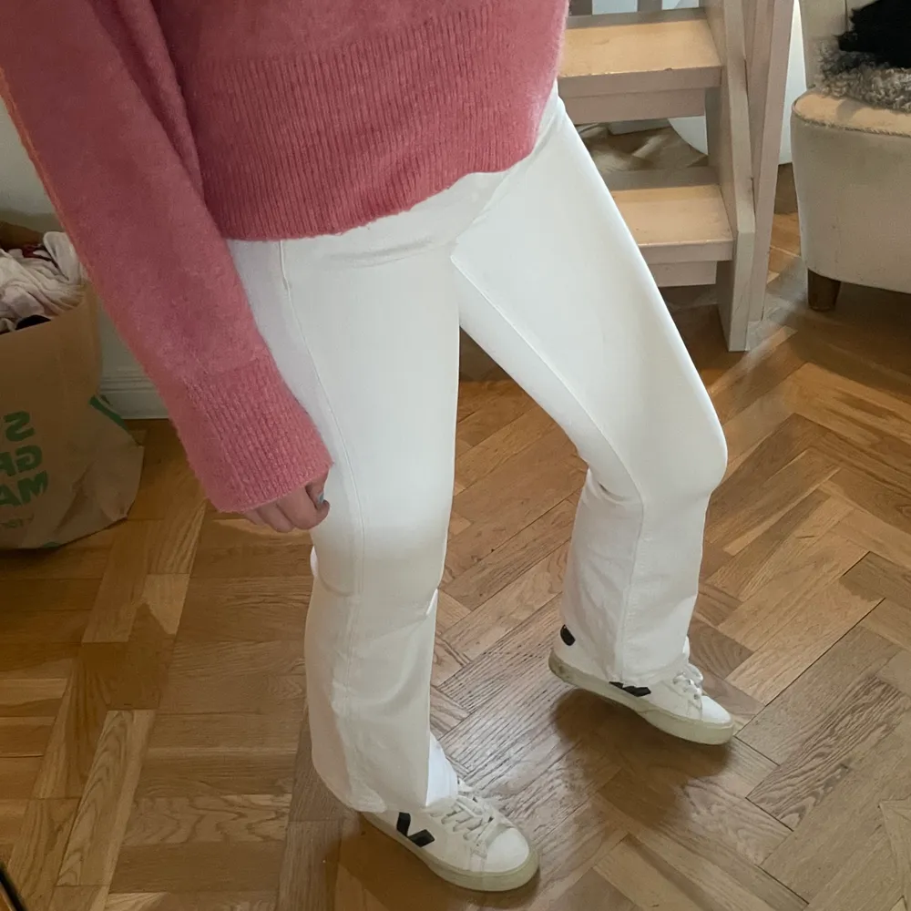 Supersnygga vita Bootcut jeans från Zara, funkar till allt. 🤍Knappt använda och jättefint skick!🤍Passar 34-36 då dem är stretchiga! 🤍🤍 Jag är 165 cm. Nypris 400 kr. . Jeans & Byxor.