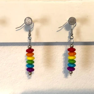 Prideörhängen - Söta örhängen med regnbågsfärgerna. *Finns bara ett par* Kontakta mig om du har några frågor så svarar jag gärna 😊