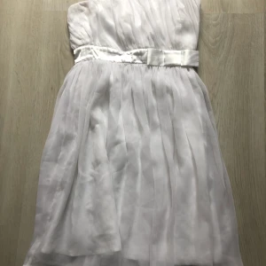 Klänning storlek 32 - Klänning från zoul, storlek 32, använd ett fåtal gånger 