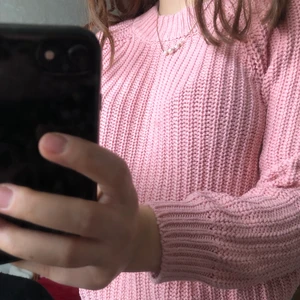 Stickad rosa tröja - Använd få gånger, värmer bra och skön!