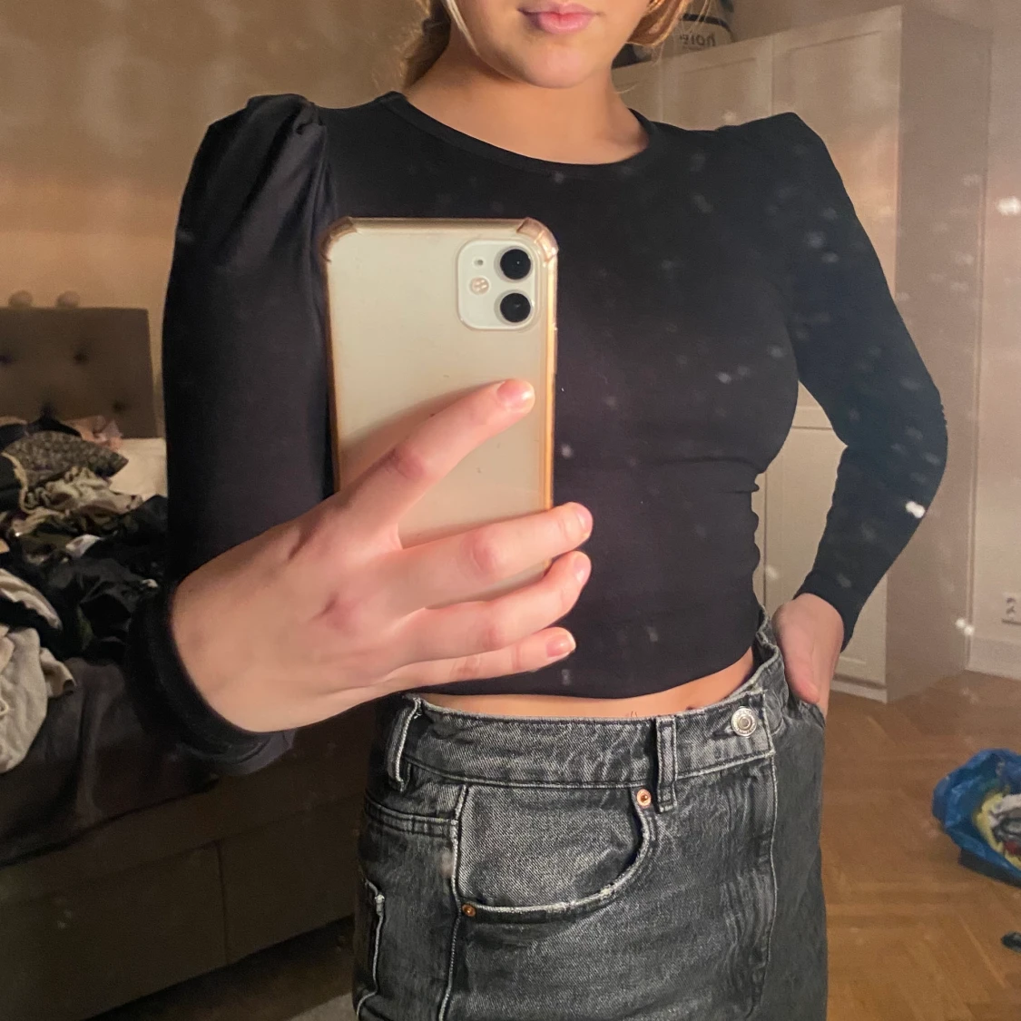 Långärmad svart top med puffiga armar