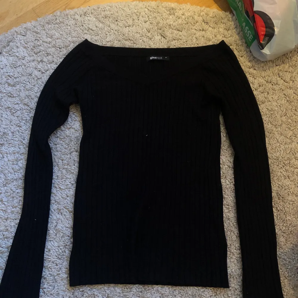 En svart långärmad tröja från Ginatricot. Det är svårt att på bild visa hur den ser ut men om ni är intresserade så skriv till mig så kan jag fixa lite bättre bilder. . Tröjor & Koftor.