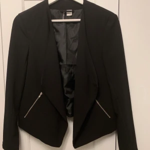 Svart kavaj/ storlek 40  - Svart kavaj från H&M i storlek 40. I toppskick! Vid köp av flera saker kan jag bjuda på frakt :) 