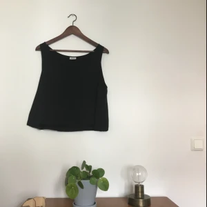  - Tunt, skönt linne, knappt använt. Färg: svart