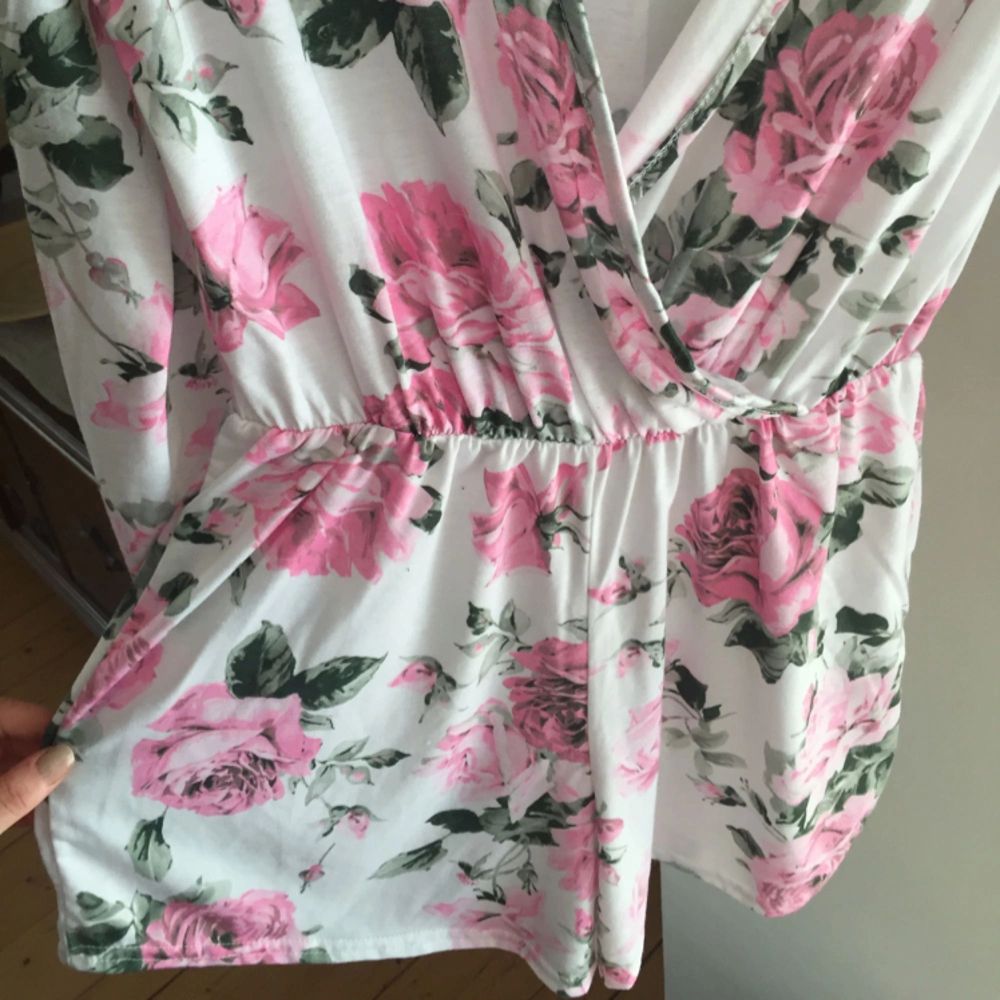Superfin jumpsuit med rosor köpt från Nelly trend! Perfekt till sommaren! Endast använd 1 gång då jag inte haft tillfälle att ha på mig den. Frakt står du för :) . Shorts.