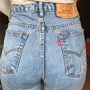  - Skitsnygga levi's byxor!! Beroende på hur att man vill att dom ska sitta avgör va för storlek man har. S-M sitter de lite oversized på medan på L mer tajt. Måtten är W34/L34⚡️💕⚡️💕⚡️💕 frakten står jag för!! 