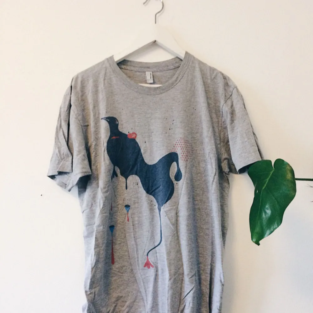 Snygg T-shirt från American Aparel! Använd men bra skick! . T-shirts.