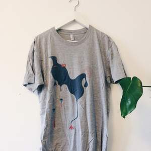 Snygg T-shirt från American Aparel! Använd men bra skick! 