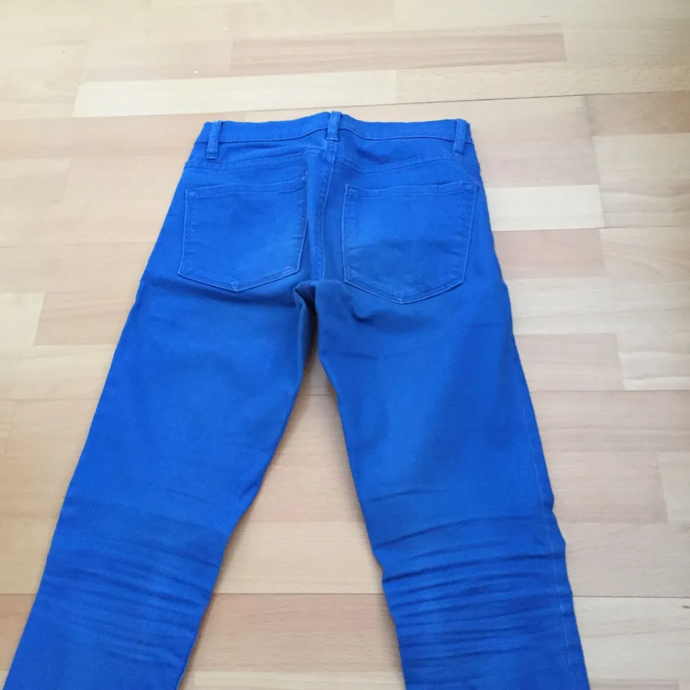 Jeans ifrån Cubus i modellen ”Gemma” i koboltblå färg! Riktigt snygga och skulle även kunna passa w24 och w26, har vikt upp dem och skrynkliga pga legat i garderoben. Jeans & Byxor.