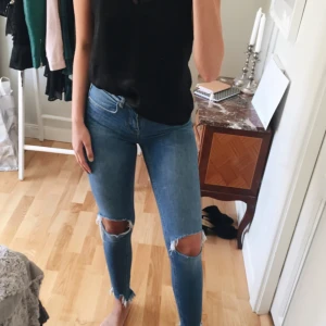  - Supersnygga jeans med slitningar från Gina! Köparen står för frakten 💗