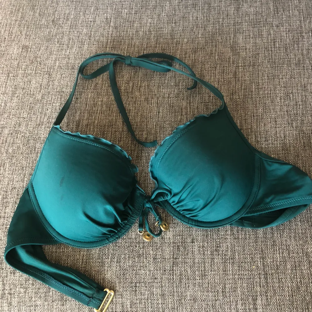 Mörkgrön push-up bikiniöverdel med gulddetaljer🌸 fint skick! Säljes pga blivit för stor. . Accessoarer.