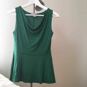 H&M Small Emerald green topp som passar även M. Använd 3ggr. Säljer pga ändrar stil.  Kan mötas upp i Sthlm eller står du på frakt 🌻