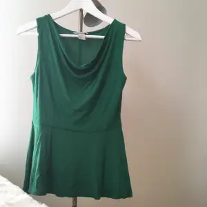 H&M Small Emerald green topp som passar även M. Använd 3ggr. Säljer pga ändrar stil.  Kan mötas upp i Sthlm eller står du på frakt 🌻