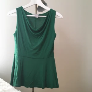  - H&M Small Emerald green topp som passar även M. Använd 3ggr. Säljer pga ändrar stil.  Kan mötas upp i Sthlm eller står du på frakt 🌻