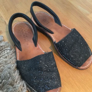  - Sandaler i storlek 39. Jag är en 38a egentligen men dessa passar mig bra. Använda i 2 veckor. 