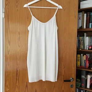  - Vit weekday klänning köpt förra året använd 1 gång.  Reglerbara axelband. Kan mötas i Stockholm (söder el söderort) köparen står för frakt