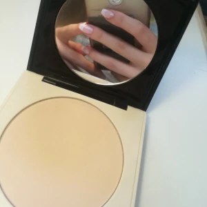  - Oanvänt puder från HM. Finns dock ett litet "jack" i pudret (se bild 2) pga råkade tappa det. 