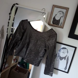  - Oanvänd kort topp från Monki med mönster