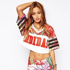  - En cropped top från Rita Oras adidaskollektion. Storlek 38, SÅ fin på!