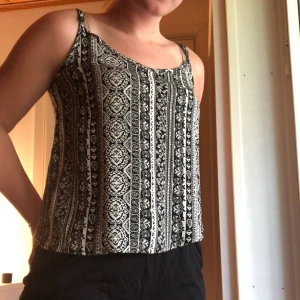  - Mönstrat Linné från hm Köparen står för frakten