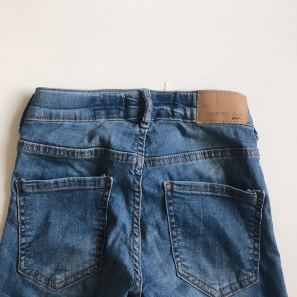 Supersnygga jeans i modellen Alex från Gina Tricot. Storlek XS, lågmidjade, inga hål eller liknande, säljer pga för små ❣️ köparen står för frakten . Jeans & Byxor.