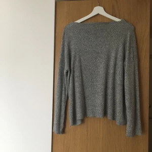  - 🧡 Supermjuk grå tröja med vida armar 🧡  20kr för frakten 