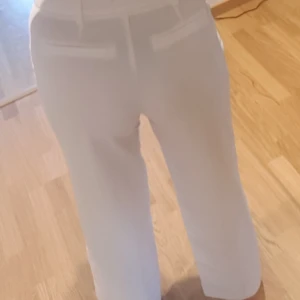  - Vita byxor i kostymstuk från amys stories.  Köpta förra sommaren, använda vid ett event så är i mycket fint skick! Strl 34 men enligt mig passar dom 36 också!   Finns i Helsingborg men kan skickas mot fraktkostnad. 