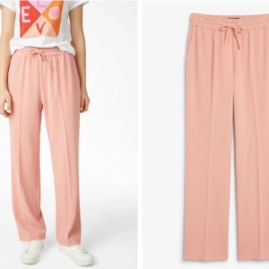  - 🙆🙆🙆 Rosa/peach kostymbyxor med snörning från Monki. Använda en gång och tvättade en gång, som nya. Säljer då de tyvärr är lite för små för mig. Suuuuuperfina!!! Ordinarie pris 300kr, finns fortf i butik.Kan mötas upp i Stockholm eller skickas mot frakt! 💁💁💁