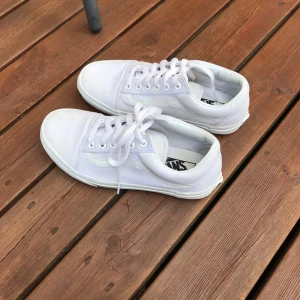 - Vita vans köpta här på Plick för 400 kr. Använda tre gånger och i felfritt skick. Självklart äkta vara! Inkl. frakt 🌞🌞 (görs rena innan försäljning) 