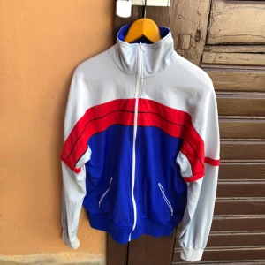  - Vintage träningsjacka från 80-talet i trevligt skick. Hämtas i Uppsala eller skickas mot fraktkostnad 