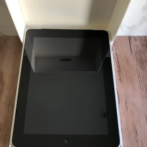  - Apple iPad 64 GB  I väldigt bra skick! Köptes på tradera därmed lånad bild, dock så är jag ute efter en annan version. Det finns en liten repa omöjligt att se ifall man inte säger något:) annars är den välfungerande! Olåst, och fungerar med sim-kort 