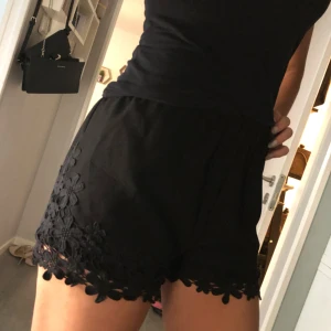  - Söta shorts med blommiga detaljer