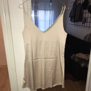  - Klänning från Born in Stockholm. Nypris 499 tror jag de var. Nyskick. Kan bjuda på ev frakt 