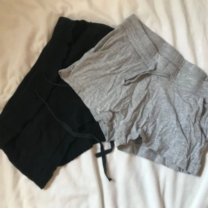  - 2 par mjukisshorts, jättesköna. 30 för 1 par eller 50 för båda. Perfekt att bara mysa runt i hemma, GA som pyjamas eller ha ute om det är varmt.