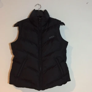  - Svart pufferväst, varm och skönt nu till våren, pris går att diskutera! Köparen betalar frakt