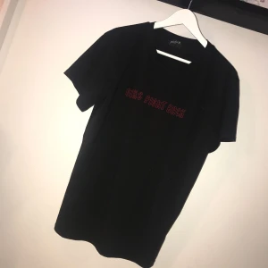  - Svart t-shirt med snyggt rött tryck! Aldrig använd. Kan posta men då står köparen för frakten!