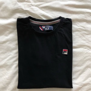  - Fila t-shirt köpt på Urban Outfitters i London för 45£ (ca 530kr) men säljer för 100kr! Storlek xs, dock herrstorlek så den sitter lite oversized. Skriv för bilder eller frågor!  Fri frakt! ❤️