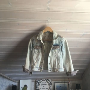  - En härlig jeansjacka, perfekt till våren!  Det står S i den men skulle mer tippa på XS/S.  Denna jacka är en av mina gamla favoriter och det tar emot att säga att den blivit för liten och att jag måste sälja den :(( Hit me up om du är intresserad 🌹