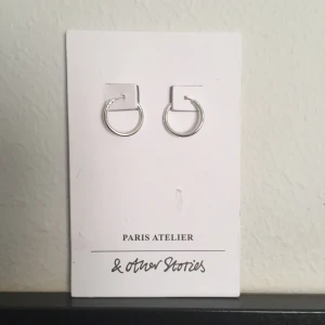  - Oanvända örhängen av äkta silver från &OtherStories. Vid köp av något annat från min Plick kan de säljas för 50kr :)