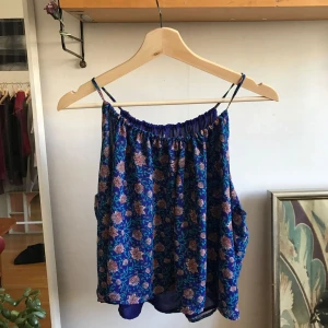  - Somrigt linne i ett chiffongigt material. Jättefint fall!!