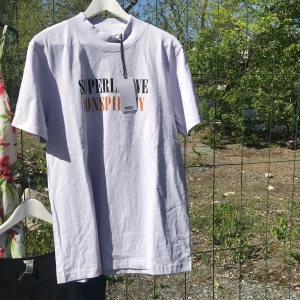  - T-shirt med hög krage 